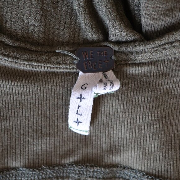 Free People Women's Sz Lrg Green Relaxed Fit Waffle Knit Thumb Holes Casual Top - Picture 12 of 13